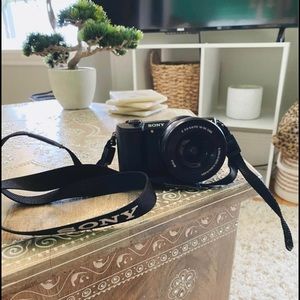 Only used a couple times 
Bought for 1000$
Model 
a5100 
SELP1650